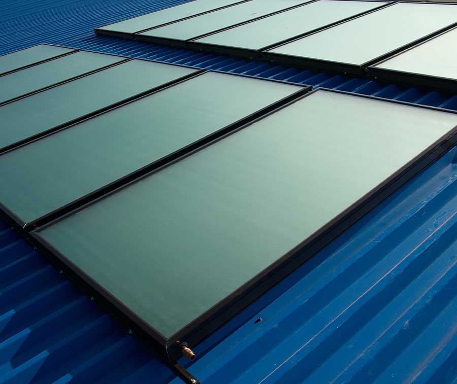 Impianto solare termico installato su tetto di industrie