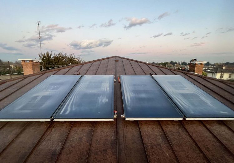 Superficie di pannelli solari per raccogliere il calore prodotto dal sole