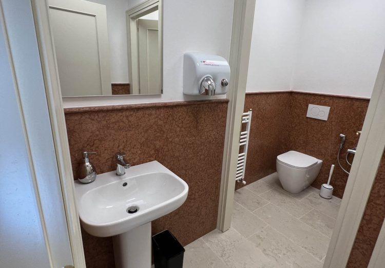 Installazione impianto indraulico nel bagno di una struttura ricettiva