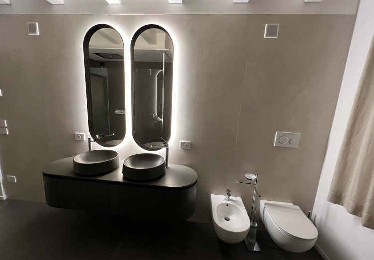 Bagno residenziale installato con realizzazione tubature